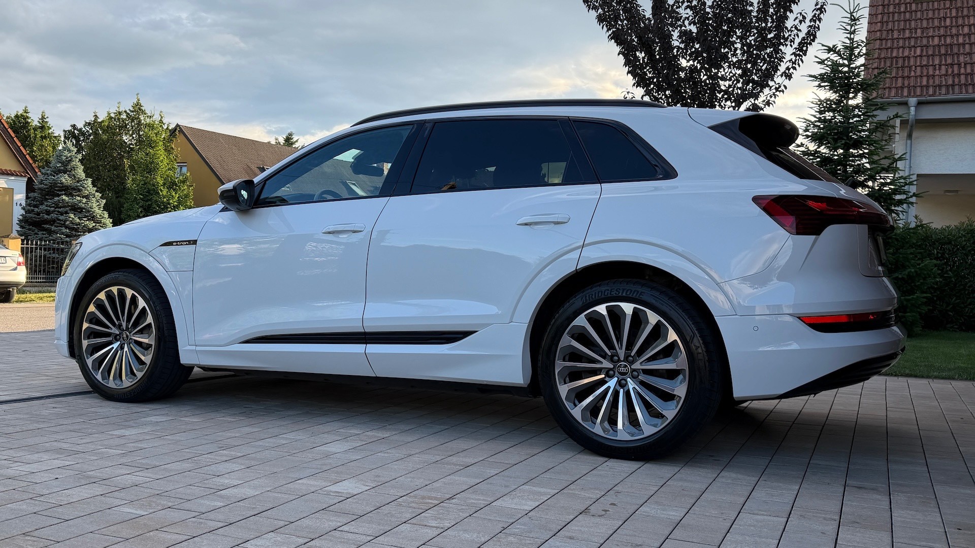 Audi E-tron 55 quattro S line — foto 8