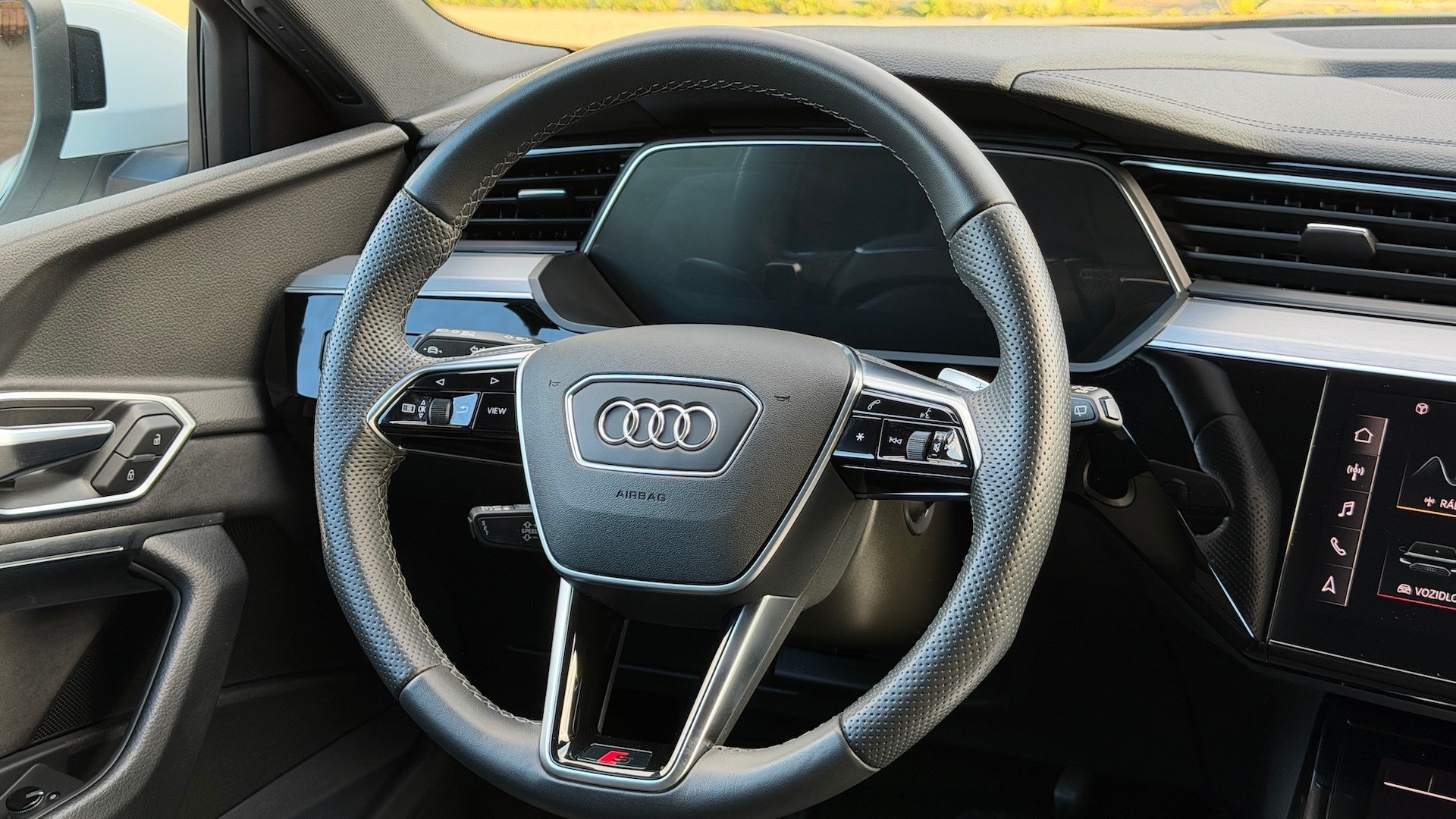 Audi E-tron 55 quattro S line — foto 38