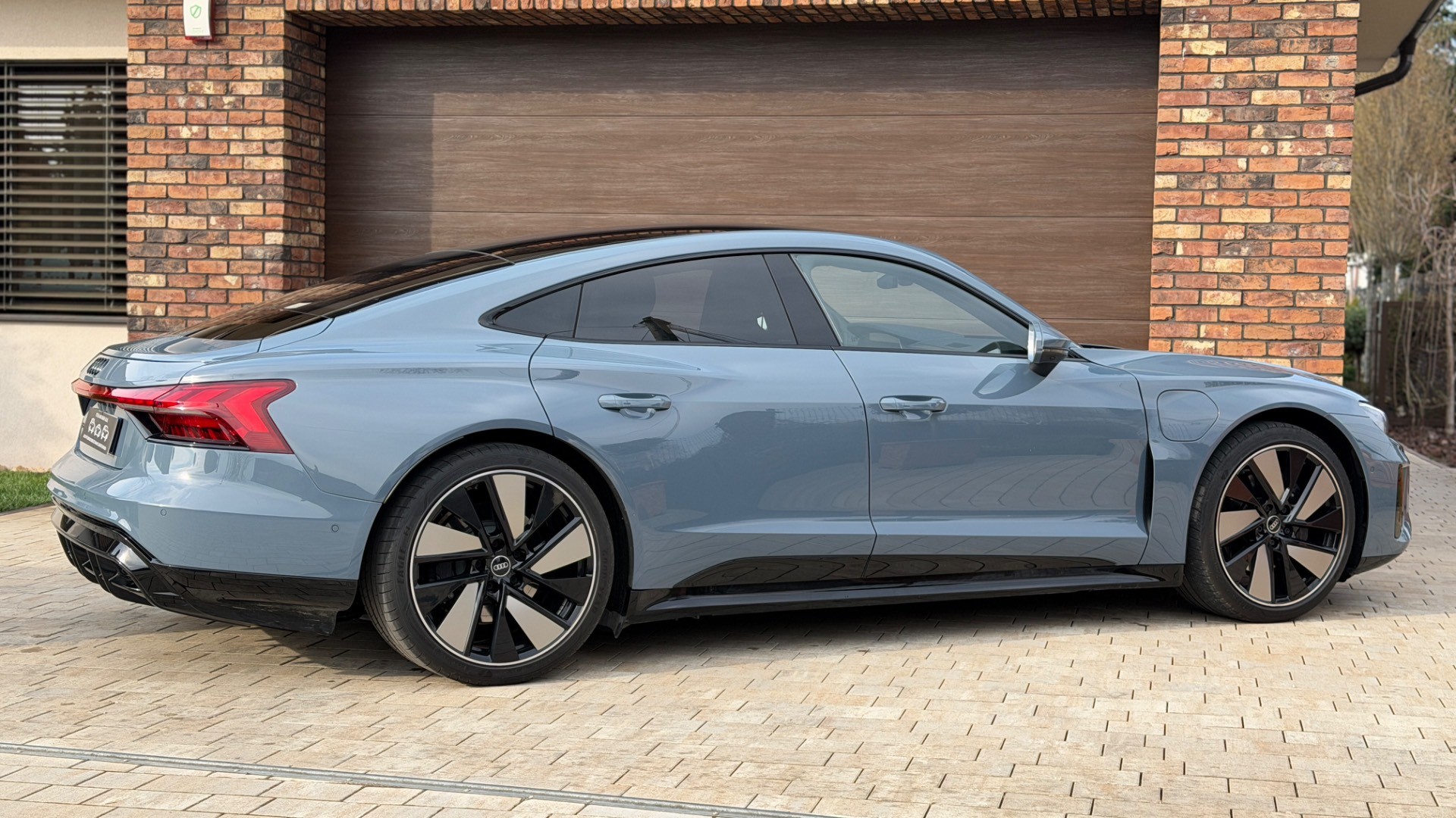 Audi E-tron GT — foto 13