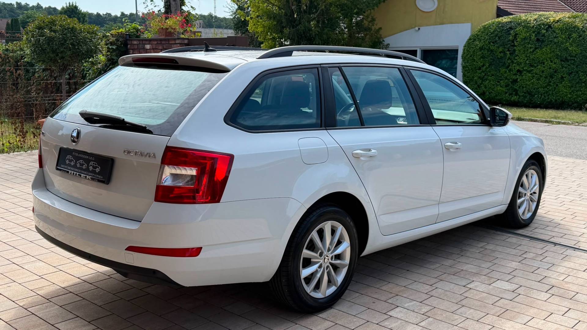 Škoda Octavia Combi 1.6 TDI 110k Ambition DSG — foto 10