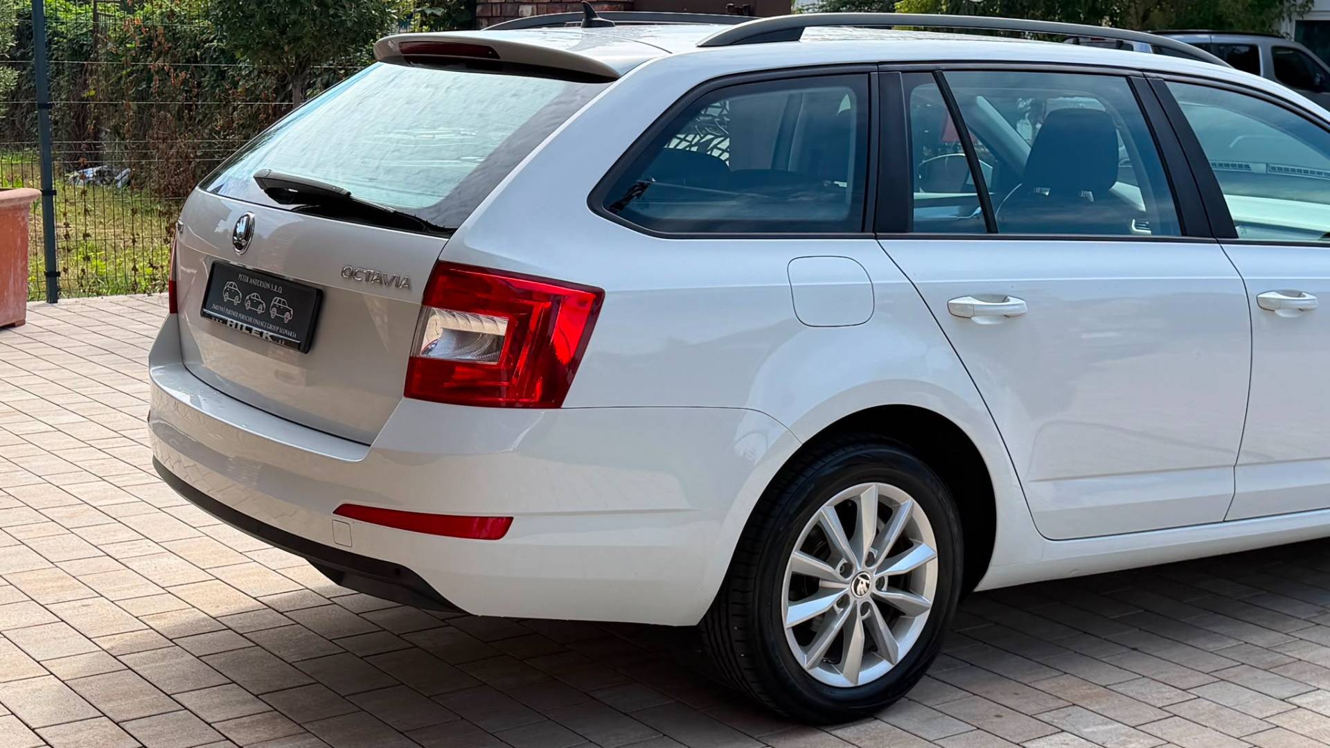 Škoda Octavia Combi 1.6 TDI 110k Ambition DSG — foto 11