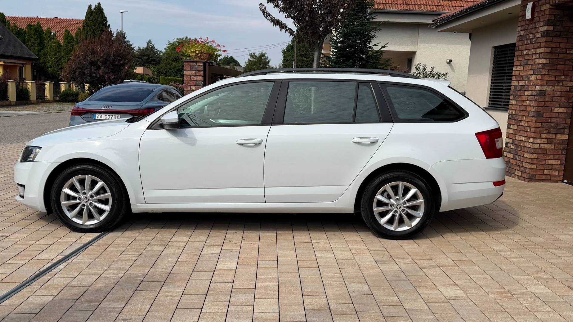 Škoda Octavia Combi 1.6 TDI 110k Ambition DSG — foto 12