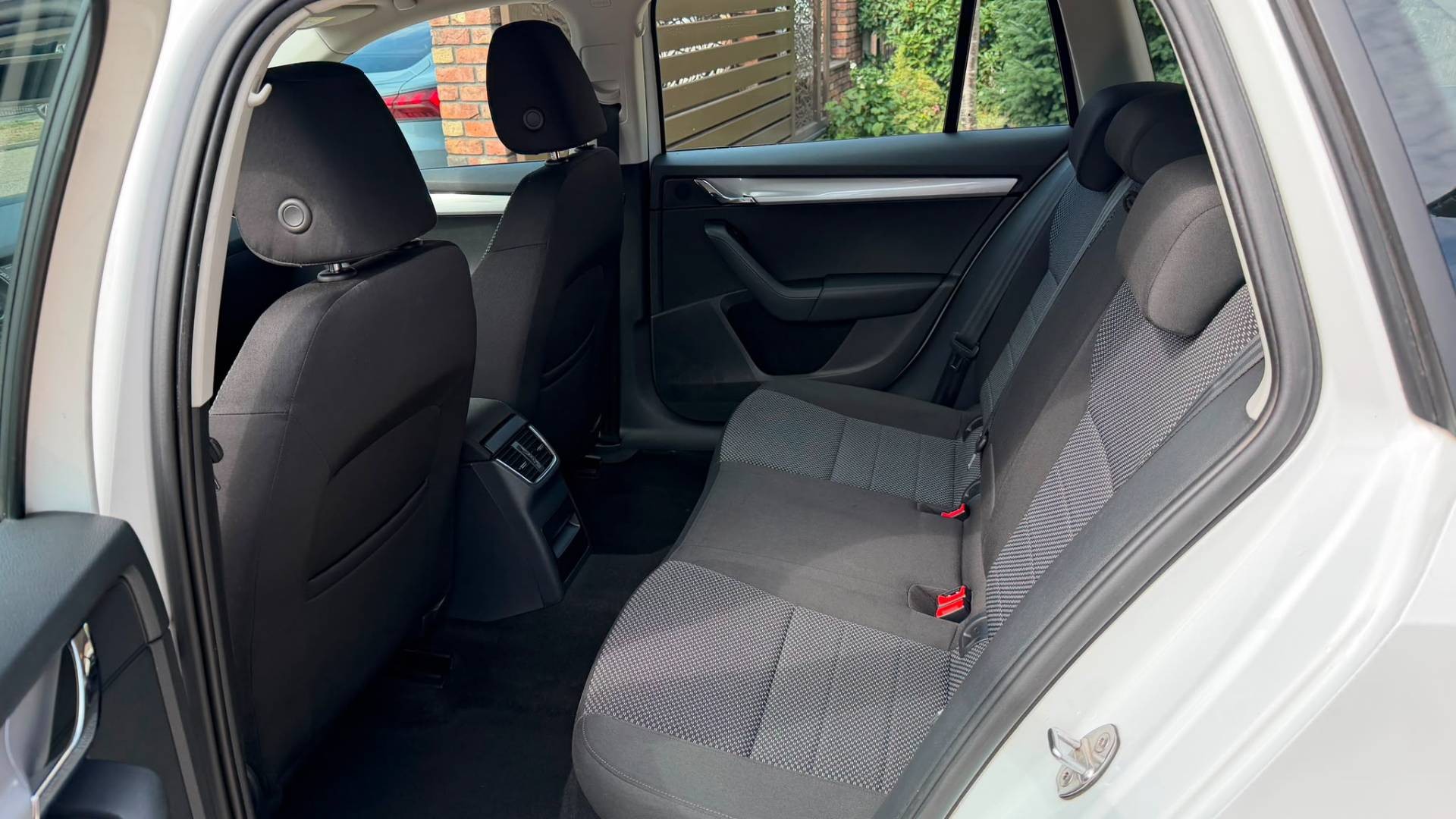 Škoda Octavia Combi 1.6 TDI 110k Ambition DSG — foto 17
