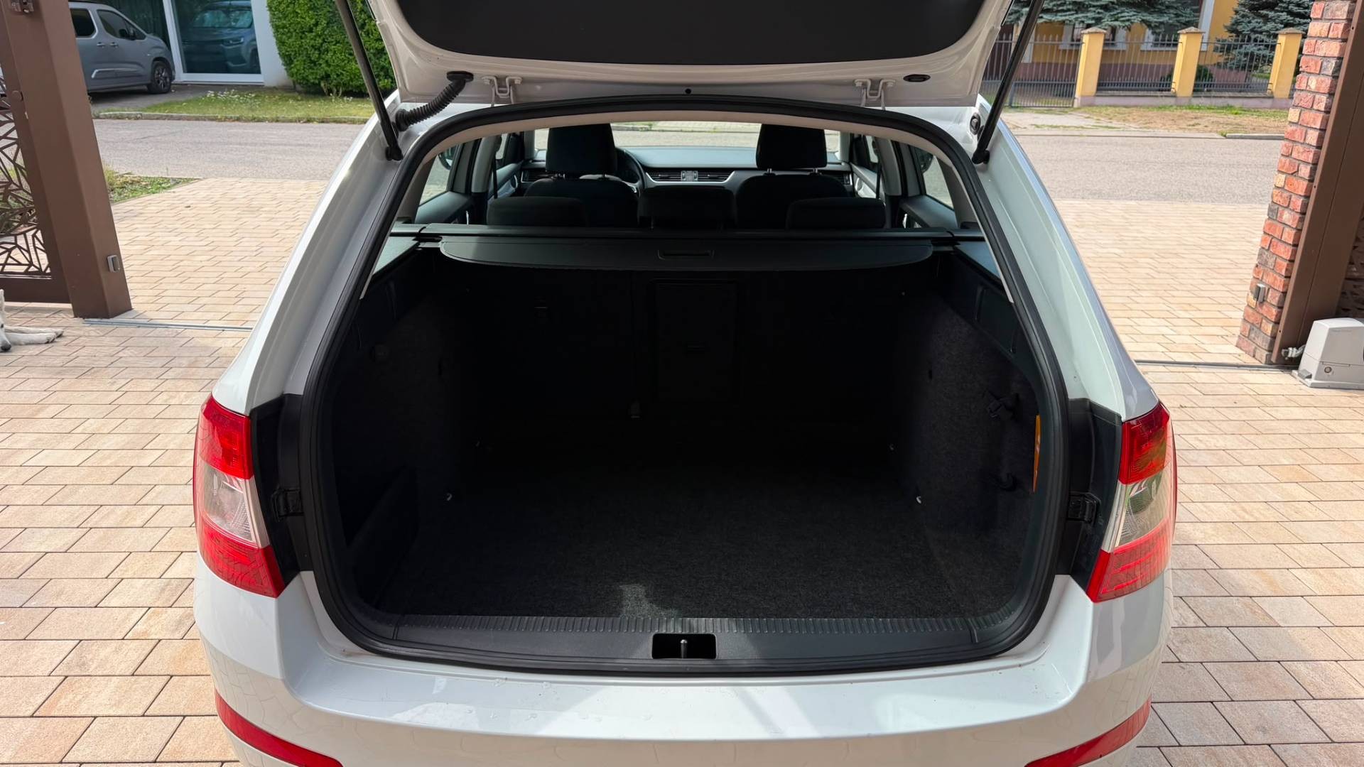 Škoda Octavia Combi 1.6 TDI 110k Ambition DSG — foto 19