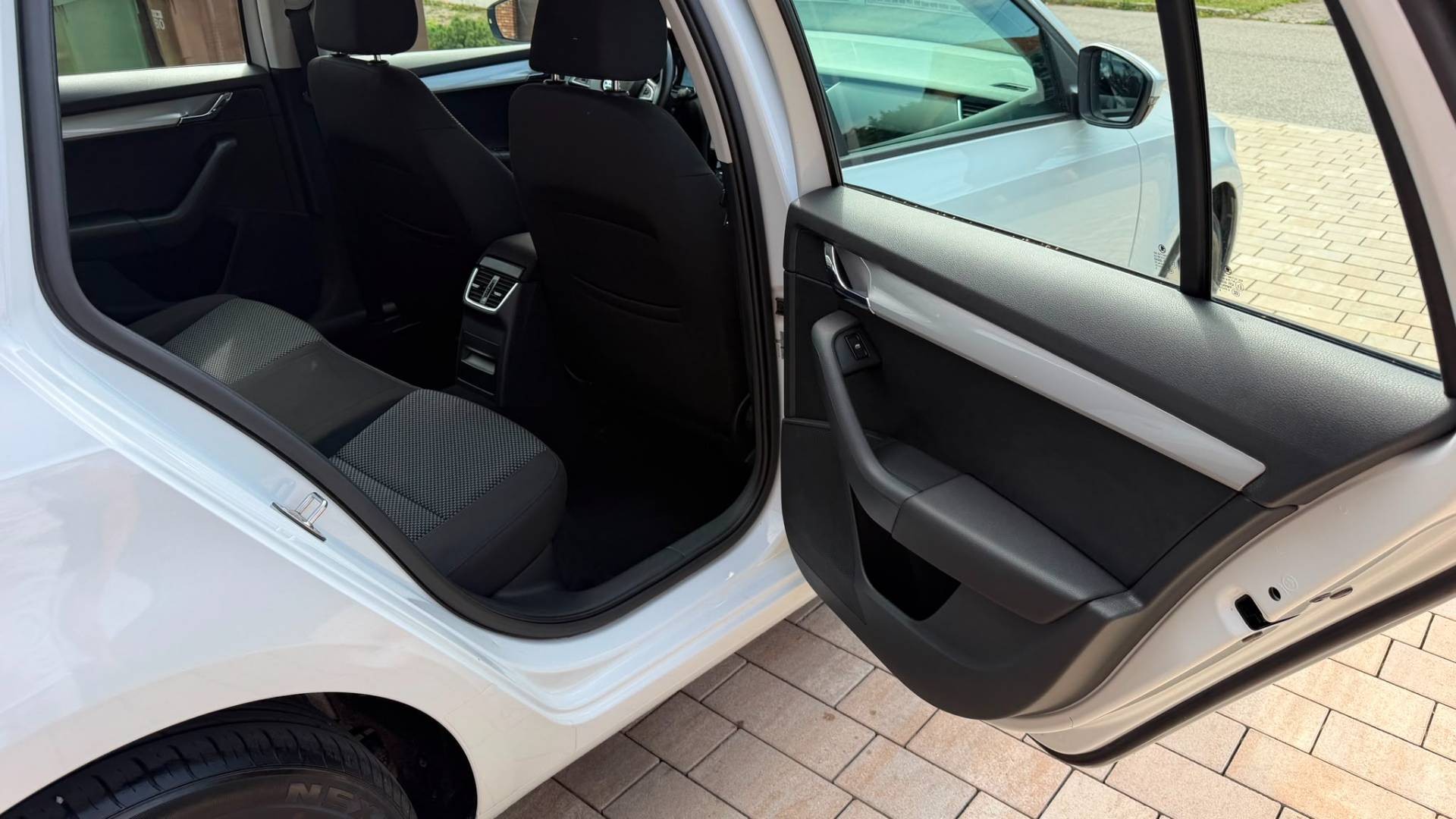 Škoda Octavia Combi 1.6 TDI 110k Ambition DSG — foto 20