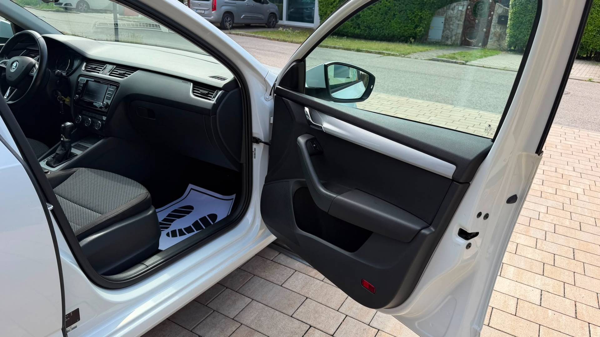 Škoda Octavia Combi 1.6 TDI 110k Ambition DSG — foto 21