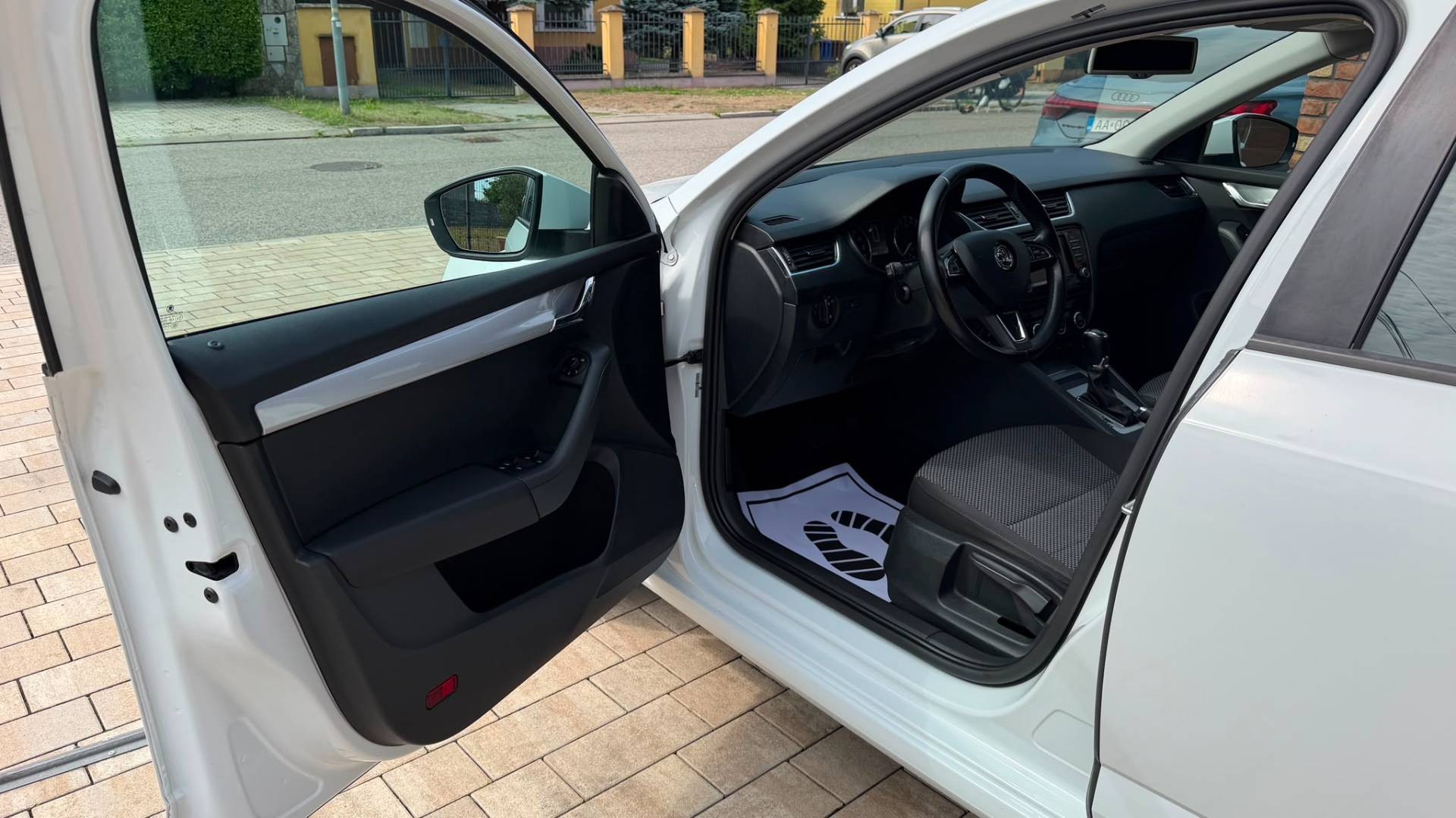Škoda Octavia Combi 1.6 TDI 110k Ambition DSG — foto 22