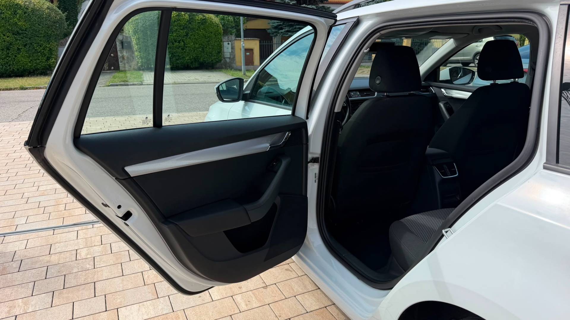 Škoda Octavia Combi 1.6 TDI 110k Ambition DSG — foto 23