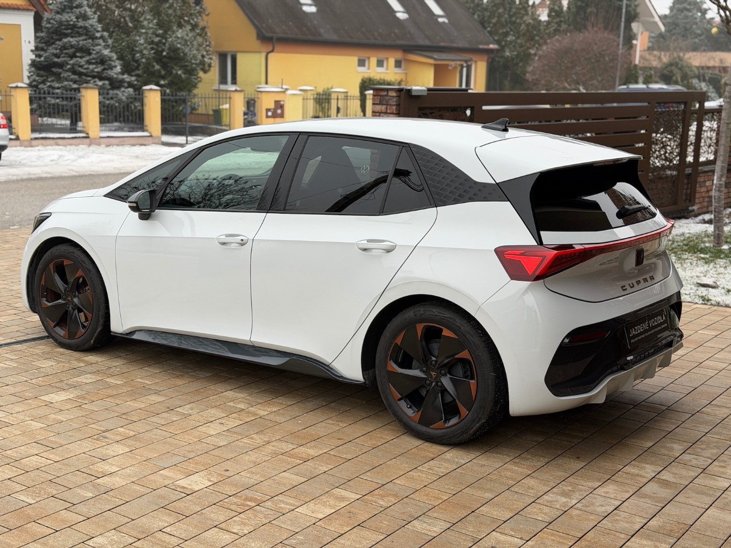 Volkswagen ID.3 podobne ako  - Cupra Born — foto 21