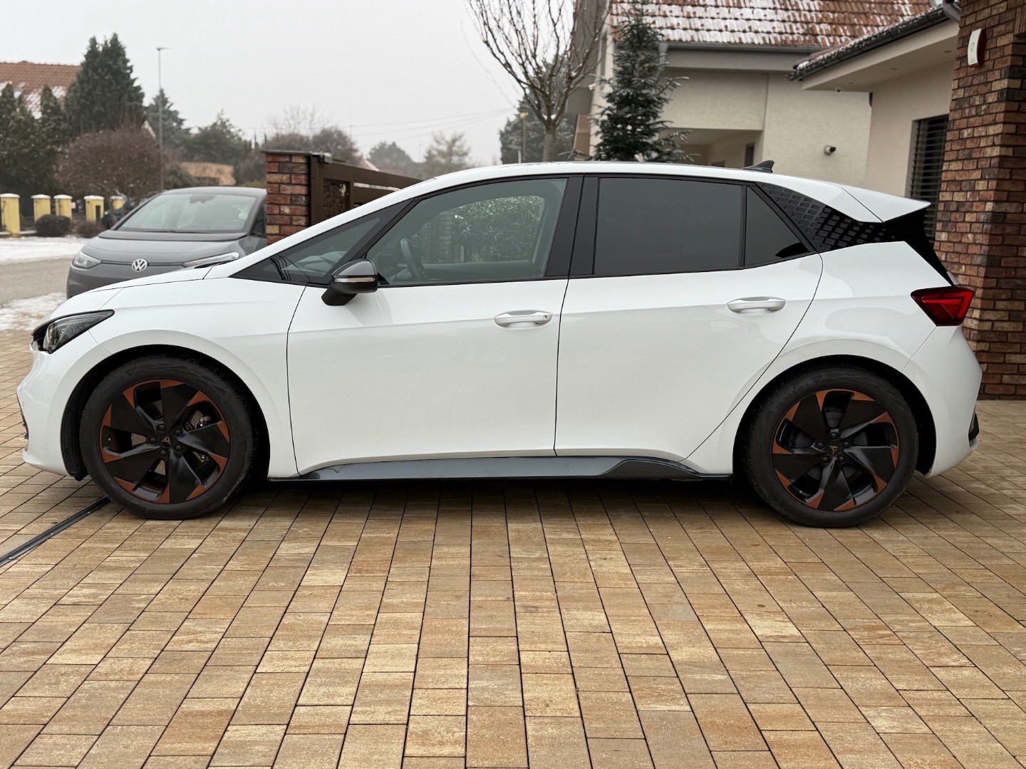 Volkswagen ID.3 podobne ako  - Cupra Born — foto 23